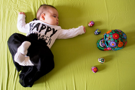 生後 4 ヶ月未満の赤ちゃんは ハロウィーンの服を着てください の写真素材 画像素材 Image 生後 4 ヶ月未満の赤ちゃんは ハロウィーンの服を着てください の写真素材 画像素材 Image