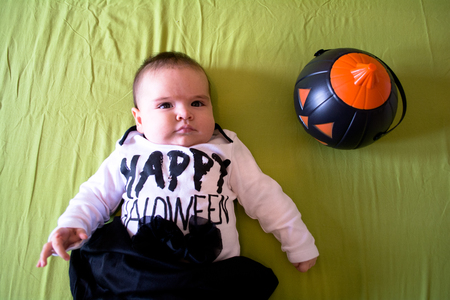 生後 4 ヶ月未満の赤ちゃんは ハロウィーンの服を着てください の写真素材 画像素材 Image 生後 4 ヶ月未満の赤ちゃんは ハロウィーンの服を着てください の写真素材 画像素材 Image