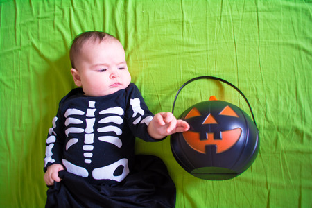 生後 4 ヶ月未満の赤ちゃんは ハロウィーンの服を着てください の写真素材 画像素材 Image 生後 4 ヶ月未満の赤ちゃんは ハロウィーンの服を着てください の写真素材 画像素材 Image