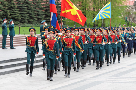 ロシア軍パレード　最新型現役用中国人民解放軍21式儀仗兵礼服上下制帽フルセット ロシアが赤の広場で軍事パレード、中国軍儀仗隊も参加_中国網_日本語