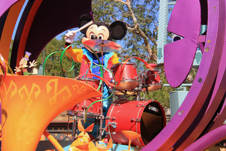 カリフォルニアのディズニーランドではディズニー パレードでアナハイム カリフォルニア州 アメリカ合衆国 14 年 5 月 30 日 ラプンツェル の写真素材 画像素材 Image カリフォルニアのディズニーランドではディズニー パレードでアナハイム カリフォルニア州 アメリカ合衆国 14 年 5 月 30 日 ラプンツェル の写真素材 画像素材 Image