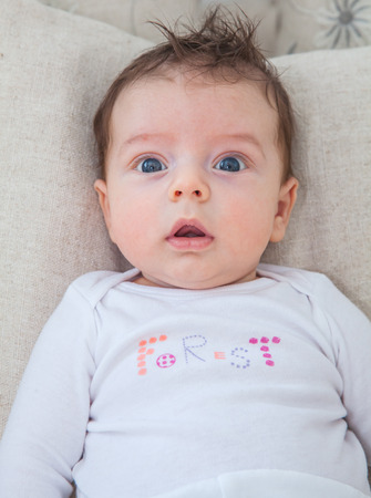 自宅ソファで生後 2 ヶ月の男の子を赤ちゃん の写真素材 画像素材 Image