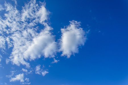 青い空に白い雲のフロート。の写真素材・画像素材 Image 30578398