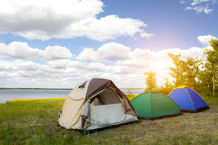 Tenda da campeggio turistica nei boschi, la bici del viaggiatore è sullo sfondo. Tenda da campeggio turistica nei boschi, la bici del viaggiatore è sullo sfondo.