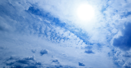抽象的な青空背景の光 明るい太陽と雲のパターン 壁紙として使用することができます の写真素材 画像素材 Image