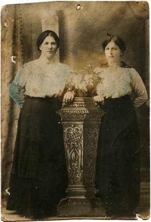 ロシア帝国 年頃 19 世紀後半 世紀初頭再現写真を取っていたロシアのショー キャビネットの肖像画 19 世紀後半頃の二人の女性の 世紀初頭 の写真素材 画像素材 Image ロシア帝国 年頃 19 世紀後半 世紀初頭再現写真を取っていたロシアのショー キャビネットの肖像画 19 世紀後半頃の二人の女性の 世紀初頭 の写真素材 画像素材 Image