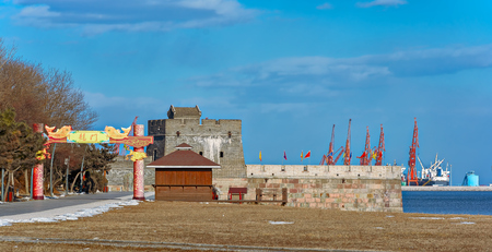 山海関の近くの Laolongtou の万里の長城の東端 万里の長城は 1992 年に再建されたラオス長い塔 旧ドラゴン ヘッド に渤海を満たしています の写真素材 画像素材 Image