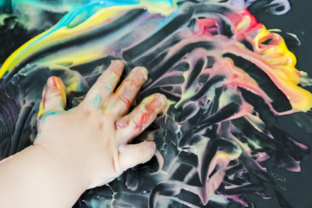 Peinture Bebe Avec De La Peinture Coloree Avec Ses Mains Banque D Images Et Photos Libres De Droits Image