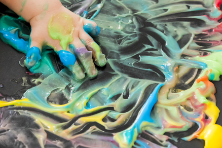 Bebe Peinture Avec De La Peinture Coloree Avec Ses Mains Banque D Images Et Photos Libres De Droits Image