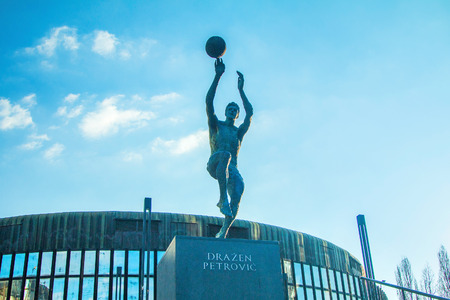 有名なクロアチアのバスケット ボール選手ドラジェン ペトロヴィッチと背景 ザグレブ クロアチアの Cibona バスケット ボール ホールの像 の写真素材 画像素材 Image 有名なクロアチアのバスケット ボール選手ドラジェン ペトロヴィッチと背景 ザグレブ クロアチアの Cibona バスケット ボール ホールの像 の写真素材 画像素材 Image