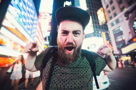 笑顔とアメリカ旅行中ニューヨークのタイムズ スクエアの Selfie 写真を撮るポーズを生やしたおかしい の写真素材 画像素材 Image