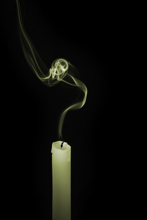 火の消えたろうそくから立ちのぼる煙 の写真素材 画像素材 Image