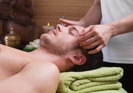 Massage: Руки женщина делает массаж - мужчина в спа - время для отдыха