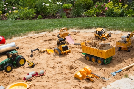 garten sandkasten, sandkasten im garten mit verschiedenen sandspiel thinggs - outdoor, Design ideen