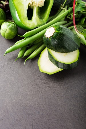 グリーン野菜 ピーマン サラダ ブロッコリー ミニきゅうり 豆 茶色の石のテーブルの上に芽キャベツ コピー スペースを持つ健康食品のコンセプトです の写真素材 画像素材 Image グリーン野菜 ピーマン サラダ ブロッコリー ミニきゅうり 豆 茶色の石のテーブルの上に芽キャベツ コピー スペースを持つ健康食品のコンセプトです の写真素材 画像素材 Image