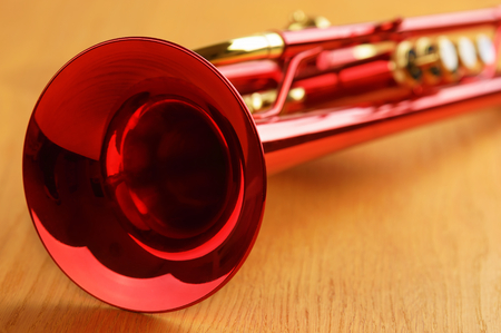 真鍮の詳細と輝く赤いトランペット トランペットは 黒のオープン ケースに横たわっています 楽器のマウスピースのクローズ アップ の写真素材 画像素材 Image 真鍮の詳細と輝く赤いトランペット トランペットは 黒のオープン ケースに横たわっています 楽器のマウスピースのクローズ アップ の写真素材 画像素材 Image