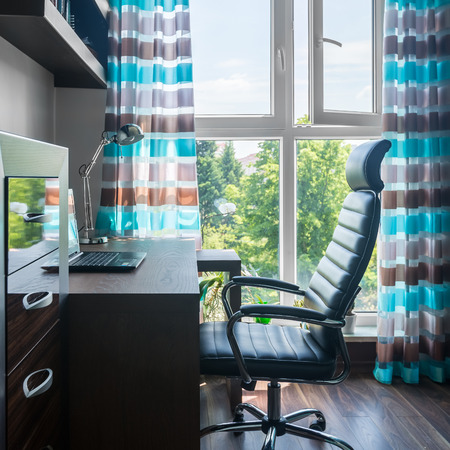 home office vorhänge 59566623 einfaches und komfortables homeoffice mit schreibtisch sessel großem fenster dekorativen vorhängen mit dunkelbraunen möbeln bequemen großes home office vorhänge 59566623 einfaches und komfortables homeoffice mit schreibtisch sessel großem fenster dekorativen vorhängen mit dunkelbraunen möbeln bequemen großes