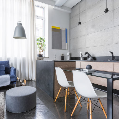 Wohnzimmer Mit Hochglanz, Weiß, Moderne Küchenzeile Lizenzfreie ... Wohnzimmer Mit Hochglanz, Weiß, Moderne Küchenzeile Lizenzfreie ...