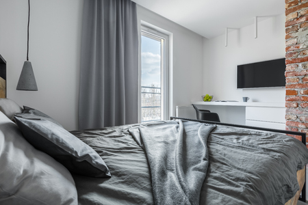 schlafzimmer mit tv und schreibtisch maja 79620036 grauweißes schlafzimmer mit mauer doppelbett und tv weißes mit backsteinelementen balkon schlafzimmer mit tv und schreibtisch maja 79620036 grauweißes schlafzimmer mit mauer doppelbett und tv weißes mit backsteinelementen balkon