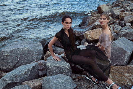 美しいセクシーな女性ファッション モデル金髪長い髪スタイル服着用シルクドレス裸バック夏の自然の美しさの化粧嵐天気海側の水の上に座る縦石ビーチ劇的な岩 の写真素材 画像素材 Image 美しいセクシーな女性ファッション モデル金髪長い髪スタイル服着用シルクドレス裸バック夏の自然の美しさの化粧嵐天気海側の水の上に座る縦石ビーチ劇的な岩 の写真素材 画像素材 Image