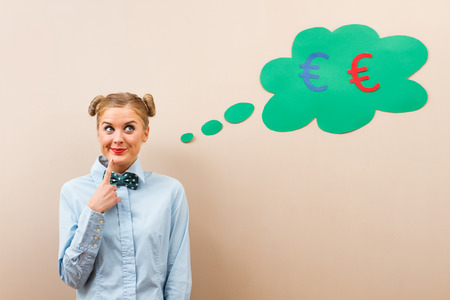 かわいいオタクの女の子は お金を稼ぐ方法のアイデアを持っています の写真素材 画像素材 Image 38946604