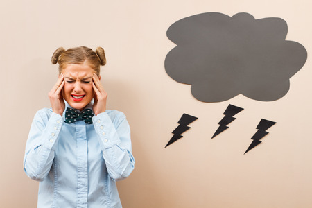 これらの日運が彼女の側ではないので オタクの女の子は非常に怒っています の写真素材 画像素材 Image