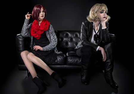 パンク ファッションは服をゴスの若いモデルにきざな保守的な女性モデル の写真素材 画像素材 Image