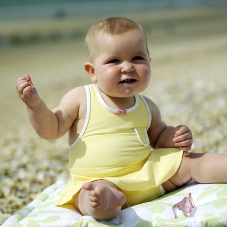 Bebe Fille Souriante Alors Qu Il Etait Assis Sur Le Coussin Banque D Images Et Photos Libres De Droits Image