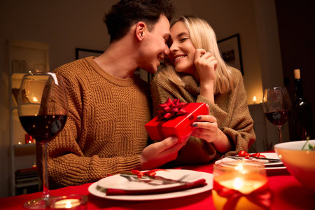 Homme aimant donnant une boîte-cadeau rouge étreignant une femme bien-aimée ou la saint-valentin. Banque d'images