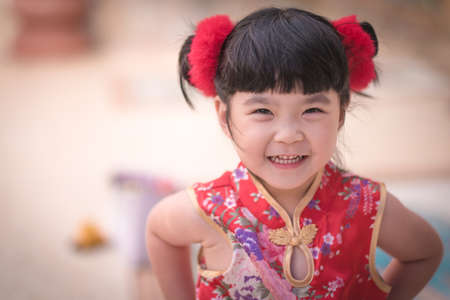 繁体中国語のアジア中国の女の子は 写真背景雰囲気中国によって提供される 赤い提灯を保持します の写真素材 画像素材 Image