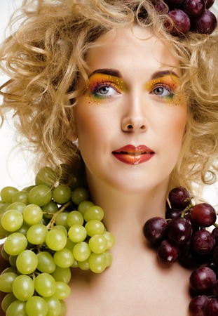 ファンタジー アート メイク髪型と笑顔 創作料理フルーツ オレンジ ブドウ 柑橘類を構成する 幸せな陽気なカメラの目線とファッションの女の子 美しい若い女性の肖像画が興奮してください の写真素材 画像素材 Image ファンタジー アート メイク髪型と笑顔 創作料理フルーツ オレンジ ブドウ 柑橘類を構成する 幸せな陽気なカメラの目線とファッションの女の子 美しい若い女性の肖像画が興奮してください の写真素材 画像素材 Image