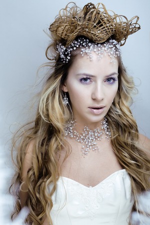 Joven Belleza Reina De La Nieve Con La Corona De Pelo En La Cabeza Complicaria Fotos Retratos Imagenes Y Fotografia De Archivo Libres De Derecho Image 90703854