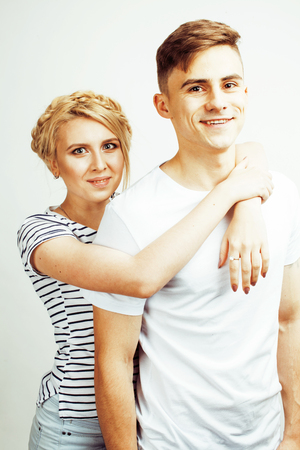 若い可愛い 10 代のカップル 幸せな笑顔とハグが白背景 ライフ スタイルの人々 の概念に分離の彼のガール フレンドと流行に敏感な男 の写真素材 画像素材 Image