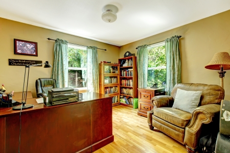 luxuriöses home office design luxury home office luxusinterieur mit grünen wänden und holz standardbild 14615117 office mit grünen und lizenzfreie luxuriöses home office design luxury home office luxusinterieur mit grünen wänden und holz standardbild 14615117 office mit grünen und lizenzfreie