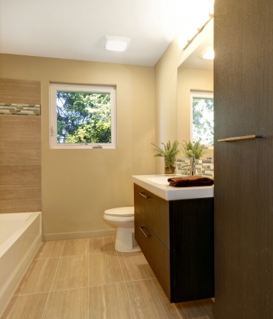 Bagno Con Vanità Morbido Marrone E Bianco Decorato Con Candele E ... Bagno Con Vanità Morbido Marrone E Bianco Decorato Con Candele E ...