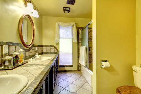 Master Bad Unter Mit Fliesenboden Und Kamin Auch Weisse Badewanne Mit Grauen Fliesen Wand Verkleidung Eine Grosse Dusche Und Weissen Gewolbedecke Lizenzfreie Fotos Bilder Und Stock Fotografie Image 59956889