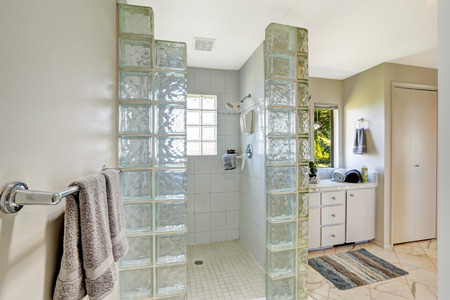 vetrocemento bagno interno doccia aperta con blocco di vetro cornice