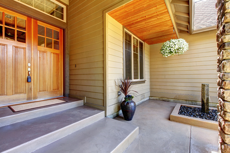 正面玄関ドア コンクリートの通路と素敵な風景アメリカの 2 階建て住宅の外観デザインの周り 米国北西部 の写真素材 画像素材 Image 正面玄関ドア コンクリートの通路と素敵な風景アメリカの 2 階建て住宅の外観デザインの周り 米国北西部 の写真素材 画像素材 Image