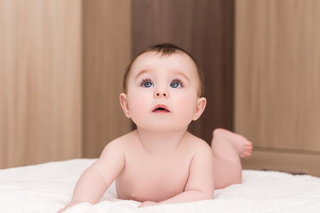 大きな青い目と長いまつげと女の愛らしい赤ちゃんの肖像画 柔らかい毛布と先に見える彼女のお腹の上に裸で横になっているかわいい赤ちゃんを驚かせた の写真素材 画像素材 Image 大きな青い目と長いまつげと女の愛らしい赤ちゃんの肖像画 柔らかい毛布と先に見える彼女のお腹の上に裸で横になっているかわいい赤ちゃんを驚かせた の写真素材 画像素材 Image