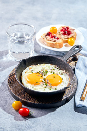 œufs frits dans des poêles en fonte. concept de petit-déjeuner ensoleillé