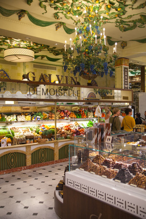 Kaufhaus Harrods Interieur, Meeresfrüchte Bereich Mit Menschen In ... Kaufhaus Harrods Interieur, Meeresfrüchte Bereich Mit Menschen In ...