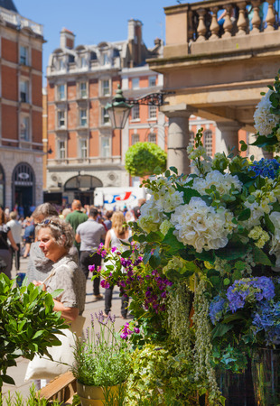 ロンドン イギリス 14 年 7 月 22 日 コヴェント ガーデン マーケットの花屋 の写真素材 画像素材 Image