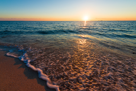 夕焼けに照らされた沖縄の海 （美しい海とオレンジに染まる