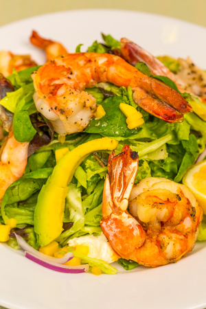 イタリア語エビのサラダ マンゴー 紫玉ねぎ アボカド の写真素材 画像素材 Image イタリア語エビのサラダ マンゴー 紫玉ねぎ アボカド の写真素材 画像素材 Image