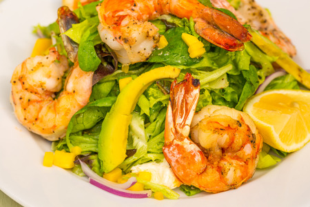 イタリア語エビのサラダ マンゴー 紫玉ねぎ アボカド の写真素材 画像素材 Image イタリア語エビのサラダ マンゴー 紫玉ねぎ アボカド の写真素材 画像素材 Image