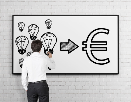Giovane Imprenditore Disegno Trasformare Le Idee In Soldi Su Manifesto