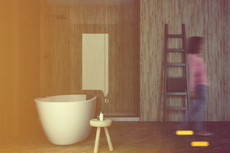 Grau Und Holz Badezimmer Interieur Mit Einem Holzboden Einer Dusche Einer Leiter Und Einer Weissen Wanne Eine Frau Wiedergabe 3d Tonte Bild Lizenzfreie Fotos Bilder Und Stock Fotografie Image 86526845