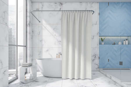 Design d'intérieur de salle de bain blanc et bleu, utilisant une cabine de douche en verre, une étagère de niche, une baignoire avec un rideau, une table d'appoint et des carreaux de sol et de mur. un concept d'appartement moderne.