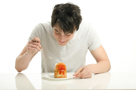 クリーム ケーキを食べる若い男男味のお菓子 クッキーを試飲 の写真素材 画像素材 Image クリーム ケーキを食べる若い男男味のお菓子 クッキーを試飲 の写真素材 画像素材 Image