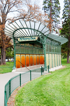 アール ヌーボー建築家エクトール ・ ギマールによる世紀前に建てられ